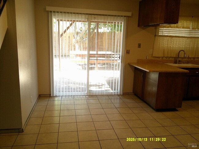 Building Photo - 725 Devonshire Ct