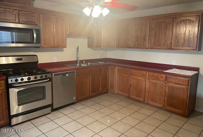 Building Photo - 9289 Leonardo Ave