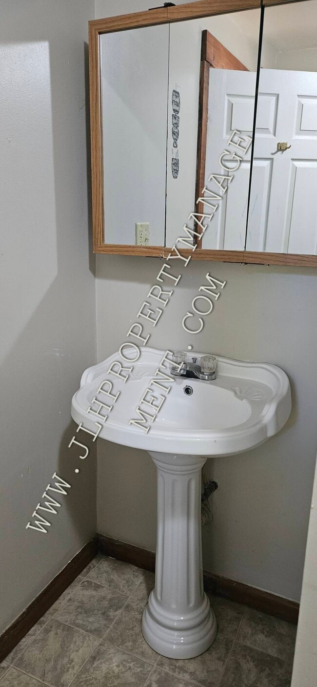 Building Photo - 434 W Clark St