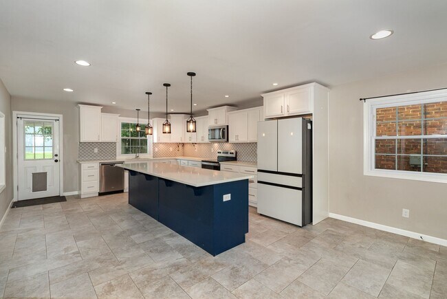 Building Photo - 4 Bedroom home in historic downtown Carlis...