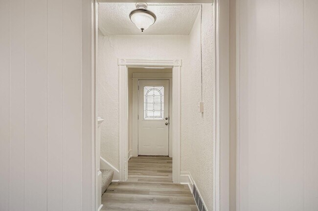 Building Photo - 84 Isabel St W