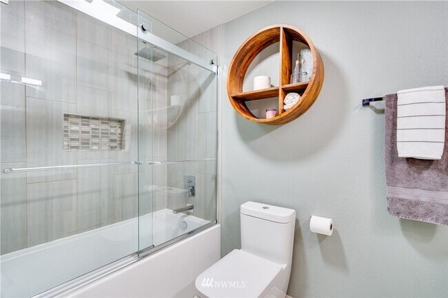 Building Photo - Beautifully Remodeled 2 bed/1.5 Bath Townh...