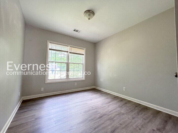 Building Photo - 687 S Evelyn Pl NW