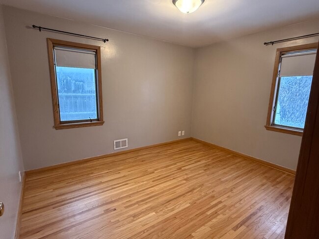 Building Photo - 2505 Zinran Ave S