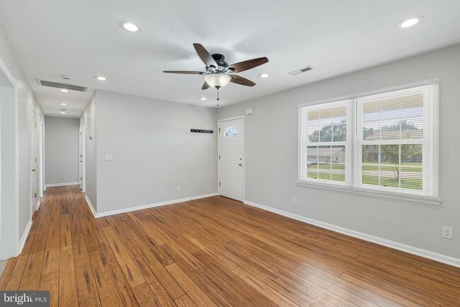 Building Photo - 718 Edwards Dr