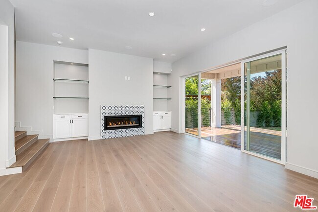 Building Photo - 4963 N Clybourn Ave