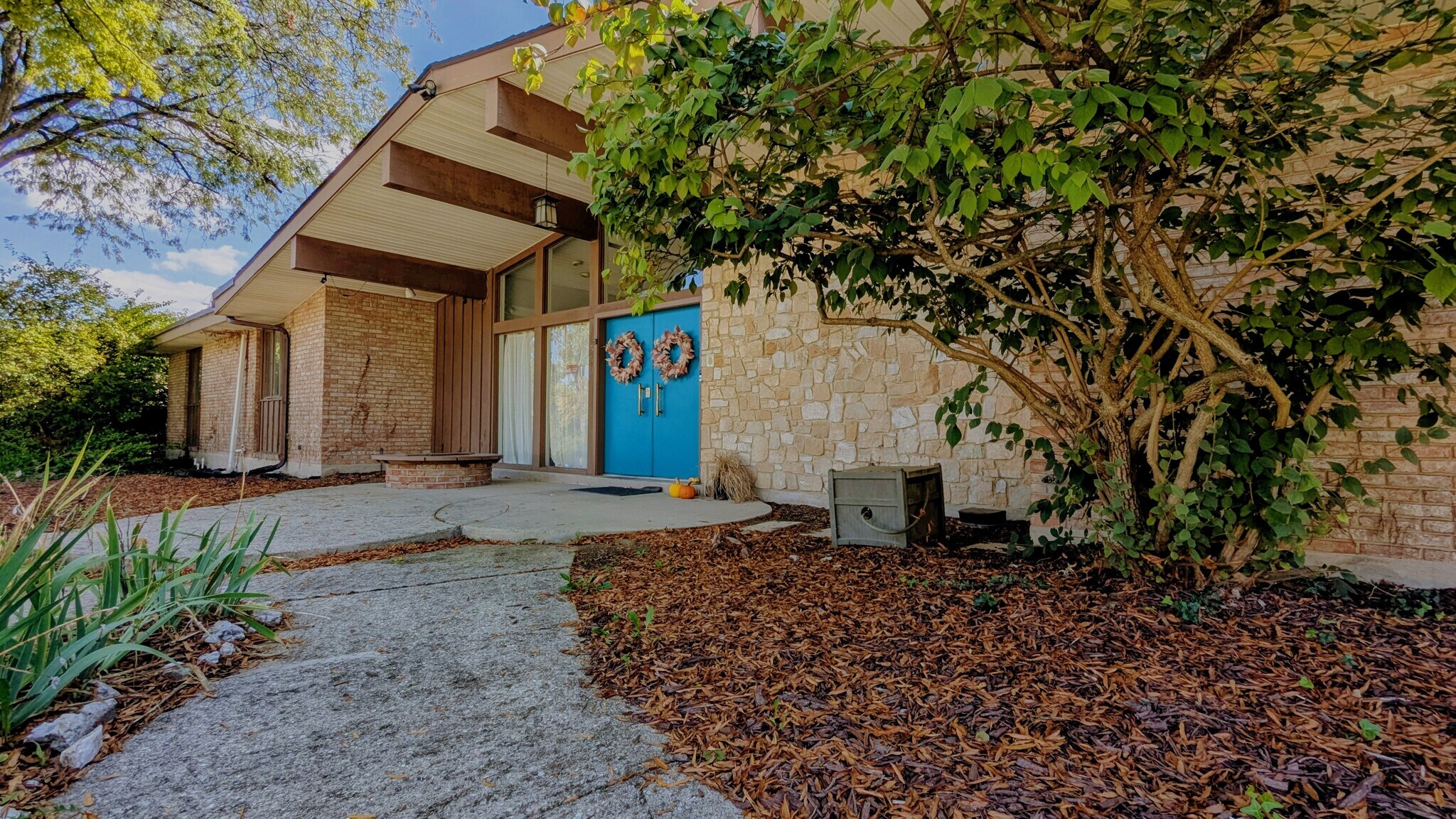 Building Photo - 550 Valewood Ln