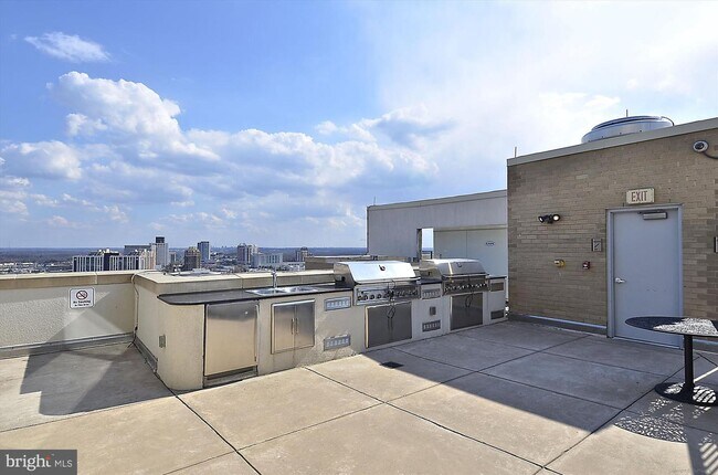 Building Photo - 5750 Bou Ave
