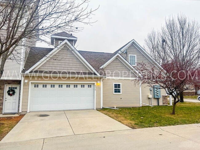 Building Photo - 3 Bedroom Townhome in Urbandale