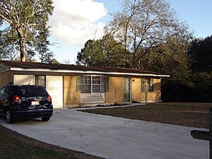 Building Photo - 825 Essex Dr