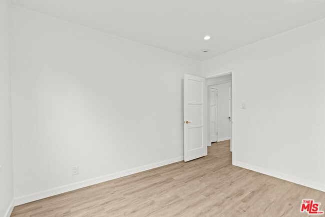 Building Photo - 544 1/2 N Genesee Ave