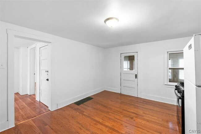 Building Photo - 104 Kincaid Ave