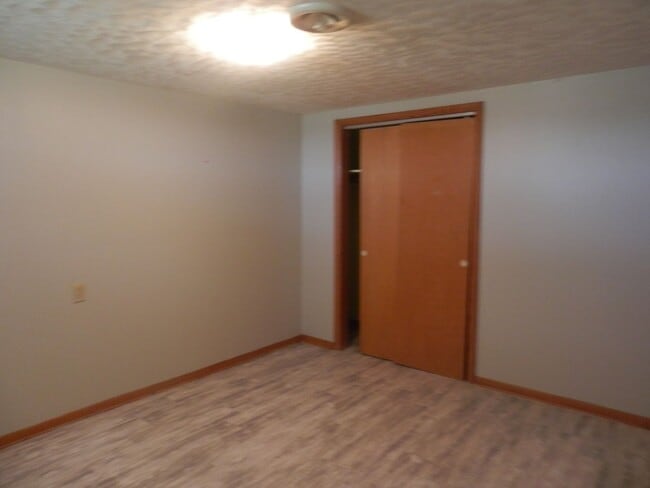 Building Photo - 3 Bed 2 Bath Farmhouse!