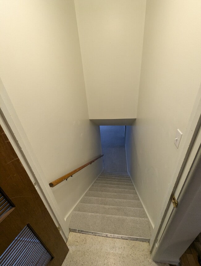 Building Photo - 7070 Beacon Way