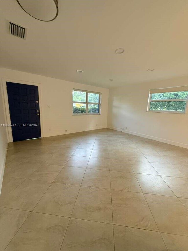 Building Photo - 325 NE 131st St