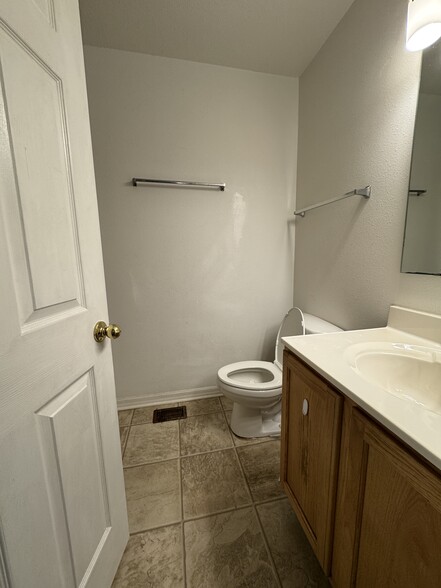 2nd bath - 9843 Ashburn Lake Dr