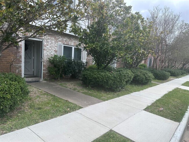 Building Photo - 11136 Village Bend Ln
