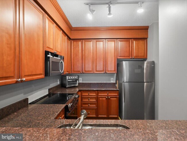 Building Photo - 3101 N Hampton Dr