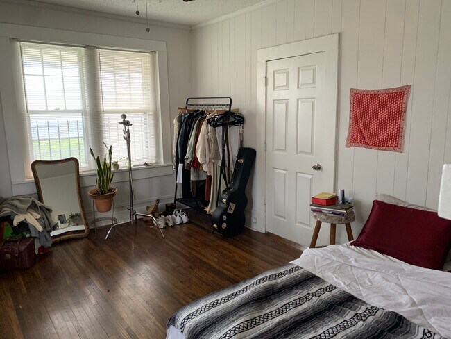 Building Photo - 513 19th Ave N