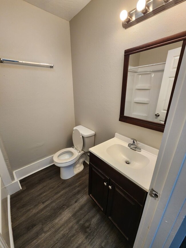 Building Photo - Spacious 2-Bedroom, 1-Bathroom Home AVAILABLE NOW!!