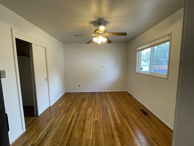 Back Bedroom - 524 Hickory Dr