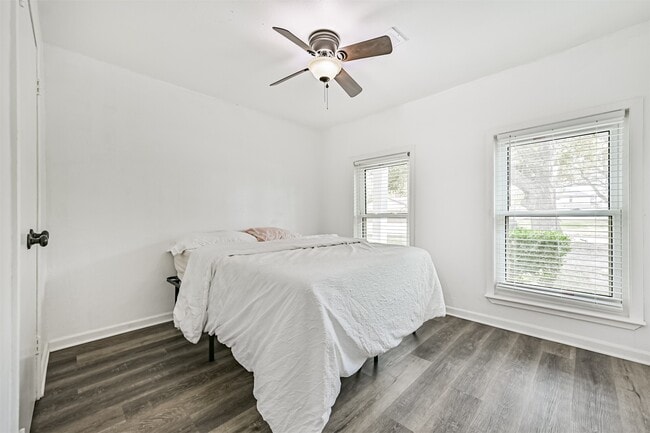 Building Photo - 212 E Castle Harbour Dr