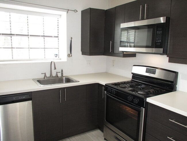 Building Photo - Adorable 2bedroom/1 bath Duplex on Wooded Lot