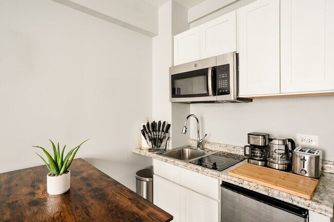 Building Photo - 240 W 73rd St