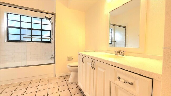 Building Photo - 3037 Crest Dr