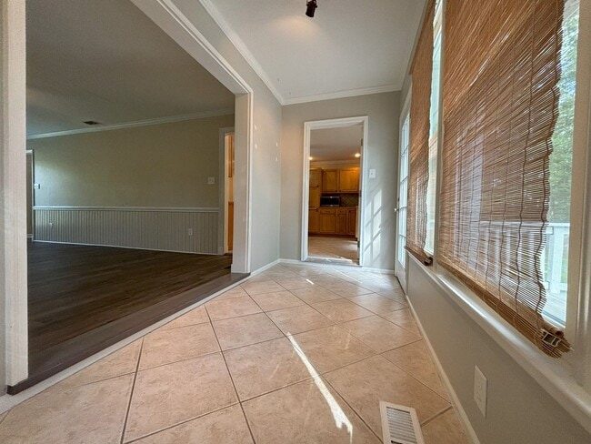 Building Photo - Pretty on Pine Valley