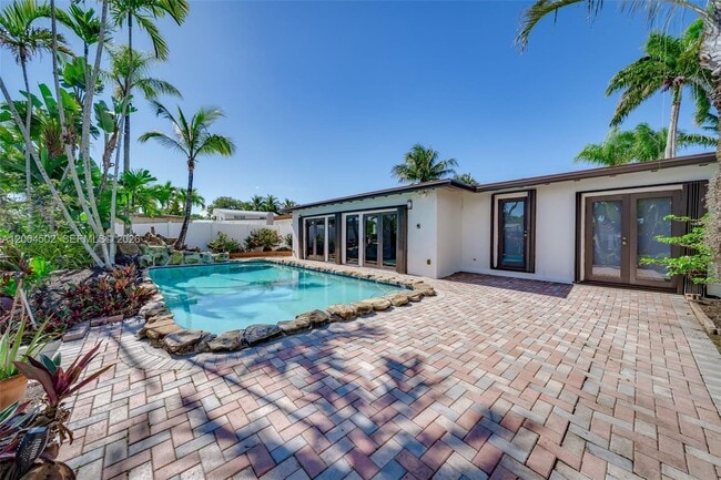 Building Photo - 1704 SW 5th Ct