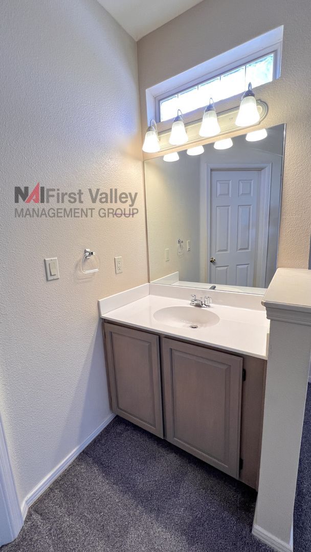 Building Photo - 2 Bedrooms, 2 Baths
