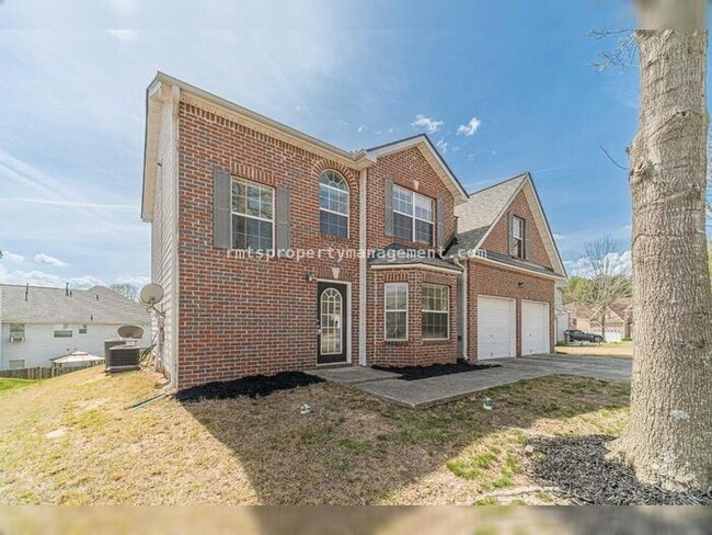 Building Photo - Spacious 4 bedroom 2.5 bath