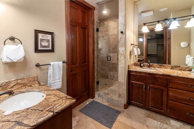 Building Photo - Large spectacular home with all the bells and whistles