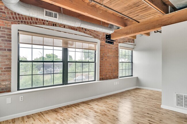 Building Photo - 210 Broadway