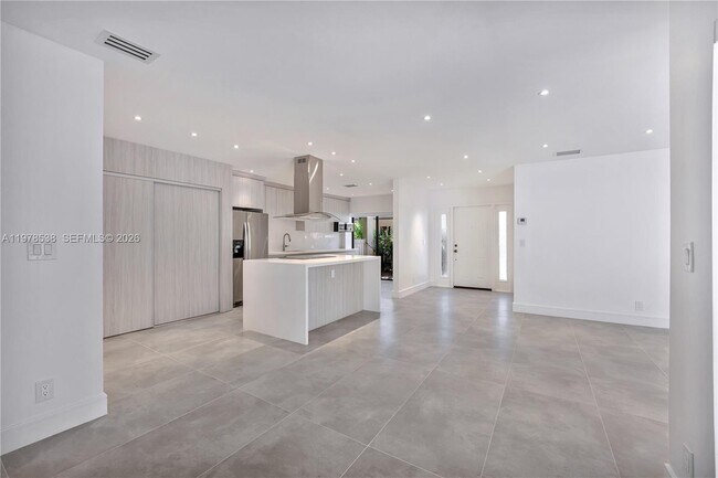 Building Photo - 2616 Carambola Cir N