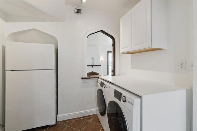 Building Photo - 1905 N Brauer Ave