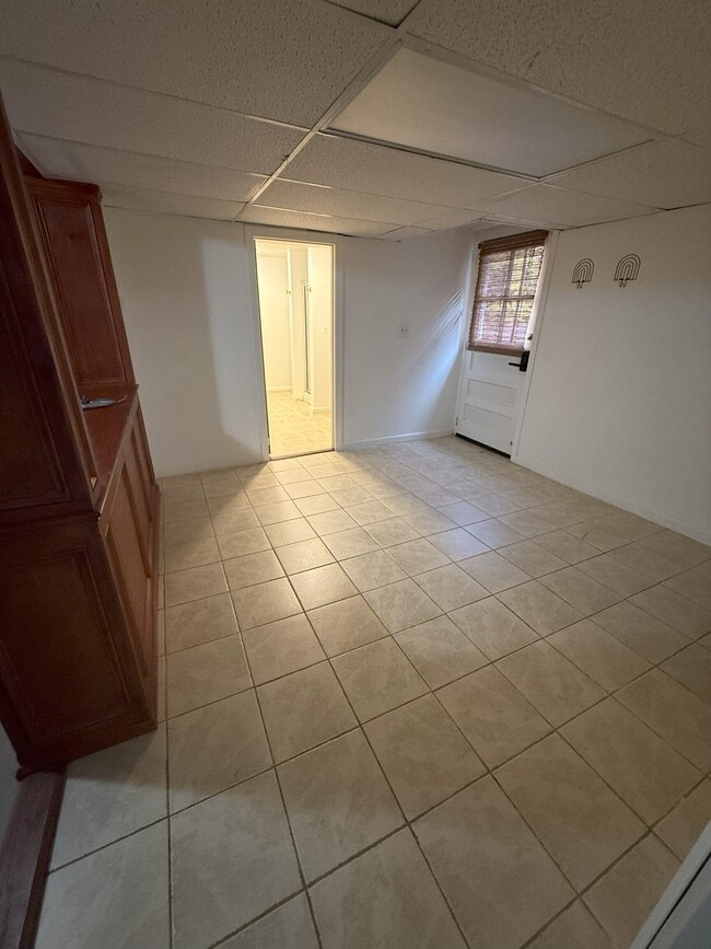 Building Photo - 6 Wells Farm Dr