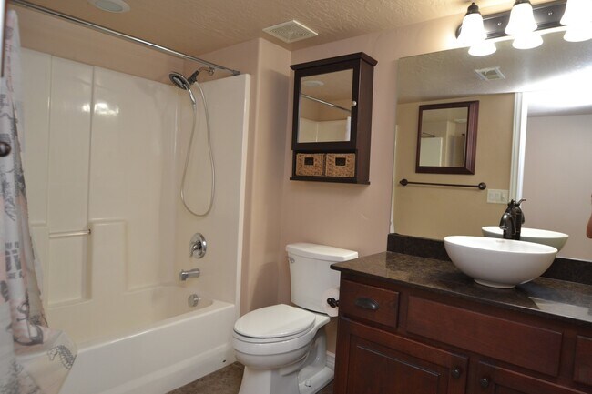 Building Photo - Stunning 6 bedroom 3 bathroom home in Daybreak South Jordan!!!