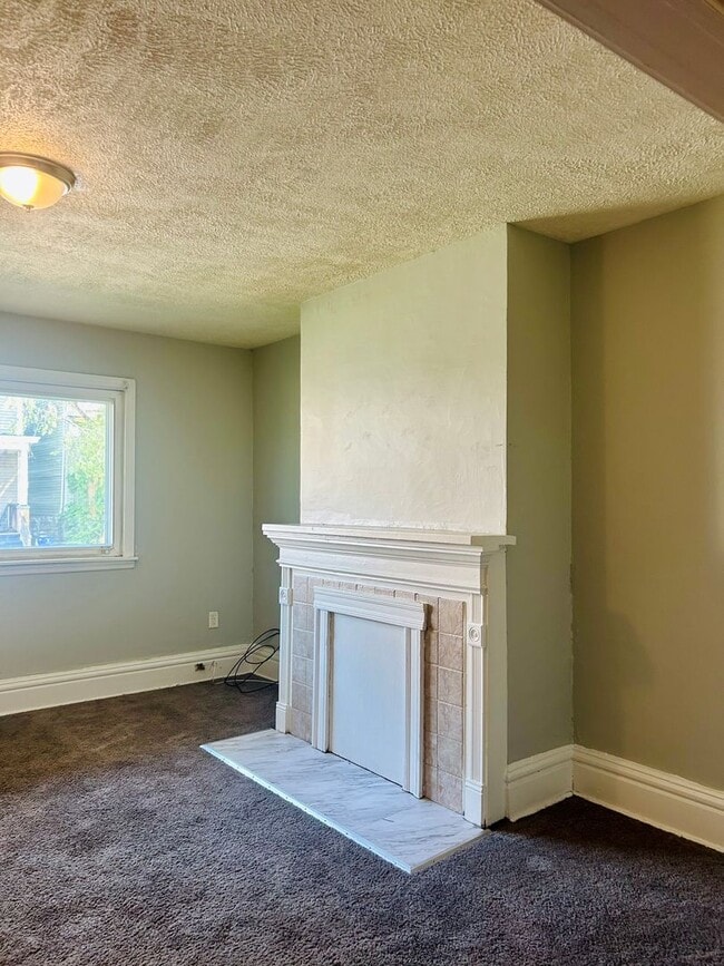 Building Photo - 2 Bedroom w/large attic space l Housing Vo...
