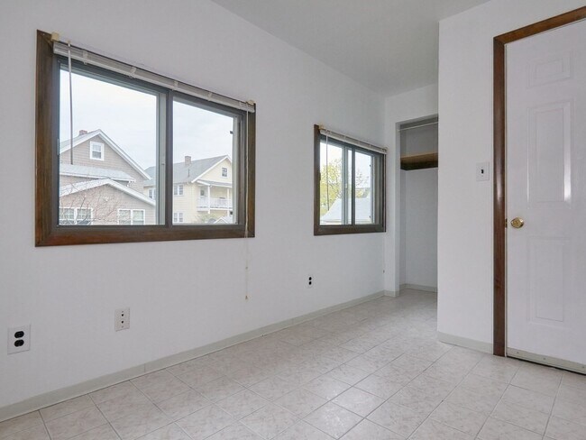 Building Photo - 49 Leslie Rd