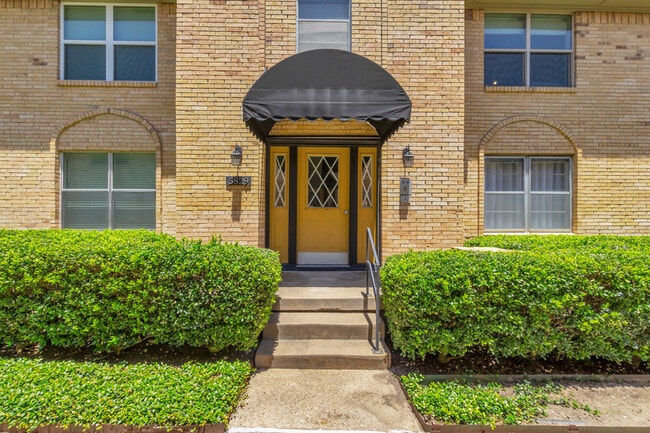 Building Photo - 5829 Sandhurst Ln