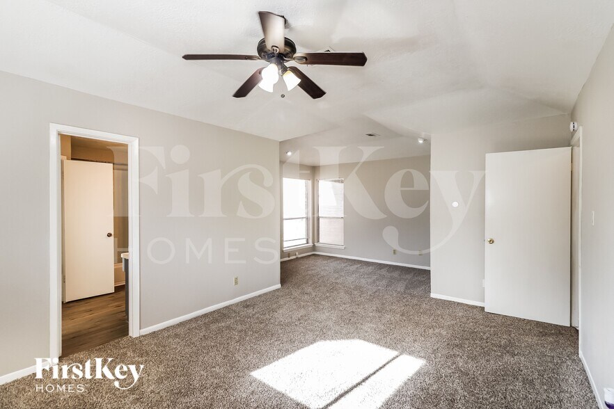 Building Photo - 2606 N Spring Dr