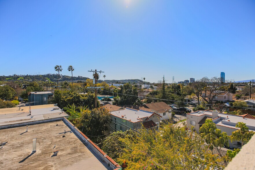 Building Photo - 2811 S Cloverdale Ave