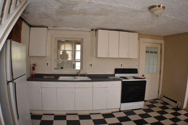 Building Photo - Single Family Farm Home