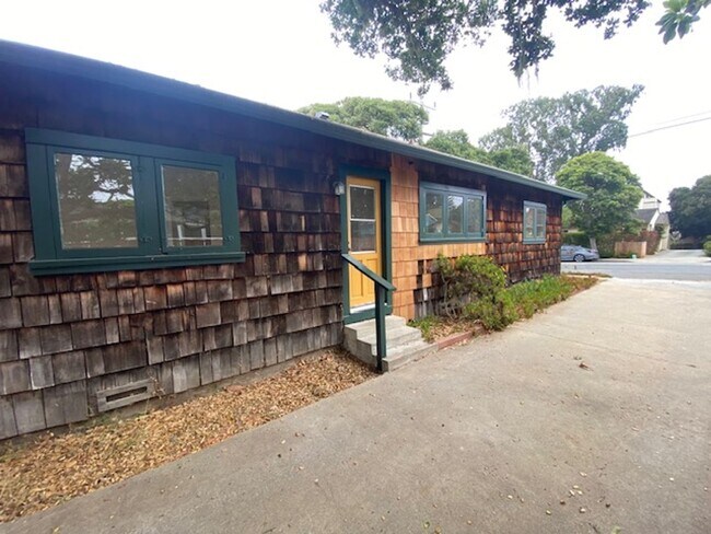 Building Photo - 17 Mile Drive Cottage!