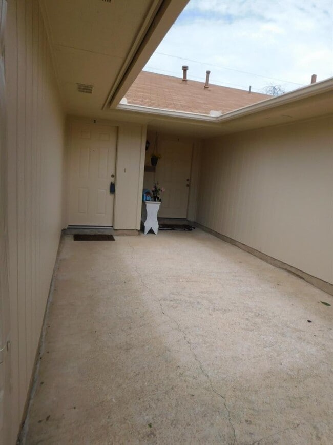 Building Photo - 806 Country Aire Dr