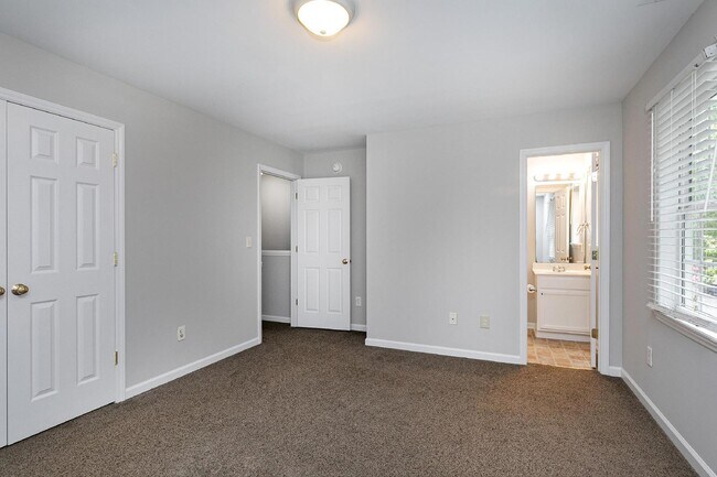 Building Photo - 326 Commons Dr