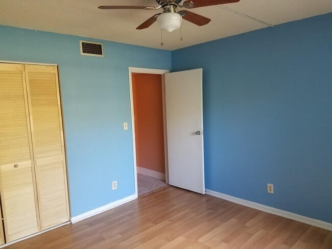 Building Photo - 480 N Laurel Dr