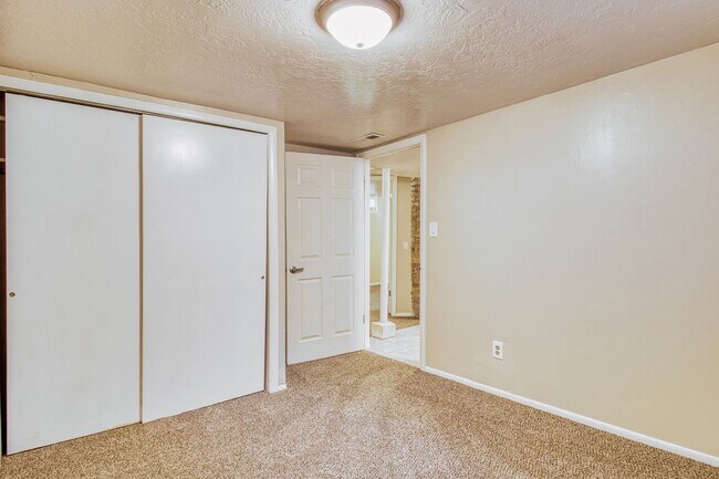 Building Photo - Charming 3-Bed, 1.5-Bath Home with Garage & Modern Comforts - Available NOW!